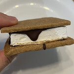 ベイク ルーム - スモアー！シンプルだけど、美味しいやつ！クッキーのザクザクともちもちのマシュマロにパリパリのチョコ！どれも美味しいの。