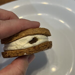 ベイク ルーム - ふわっとしたクリームにレーズン！すっごく美味し！！！！