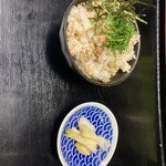 串花 - 鮭の混ぜご飯。締めにぴったりの人気メニュー