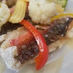 キッチン ブルー グローブ - タカサゴのフリットのアップ、3つありました！