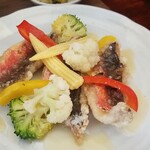 キッチン ブルー グローブ - タカサゴのフリットと蒸し野菜のアップ