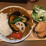 とろとろカレーmasa - 土日のランチプレート1200円（野菜たくさんカレー中辛、サラダ、自家製クリームコロッケ、ドリンク、ごはん普通盛※大盛まで無料）