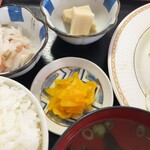 レストランサンライフ - 高野豆腐、タクアン