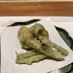 曙橋 かず - おまかせコース７７００円。牡蠣真丈。山菜の揚げ物も、適度な苦味が春を感じさせますね♩