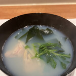曙橋 かず - おまかせコース７７００円。蛤とワカメの椀。お出汁と蛤の風味がマッチして、とても柔らかい味わいです（╹◡╹）