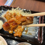 Mekiki No Ginji - 照り焼は甘さ控えめで、鶏に味が染み染みです。皮の下に包丁で切れ目が入っているのが確認出来ます。鶏自体が、しっかりと締まった味わいです。また、一度オーブンなどで炙っていると思われる。
