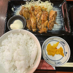 Mekiki No Ginji - 鶏の照り焼は、しっかり皮があって食べやすいように細めにカットしてあります。ご飯は、大きめの器に(๑>◡<๑)