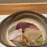 曙橋 かず - おまかせコース７７００円。メジマグロ、真鯛、平貝。鮪は案外でしたが、寝かした鯛が旨味たっぷりで、塩、山葵とピッタリでした（╹◡╹）