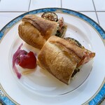 イタリアン&ワインショップ NOOM - きのことほうれん草のサンドイッチ