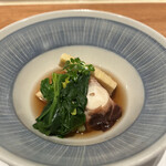 曙橋 かず - おまかせコース７７００円。タコと筍炊き合わせ。柔らかく煮込んだタコが良かったです。筍と木の芽の組み合わせは素晴らしいですね（╹◡╹）