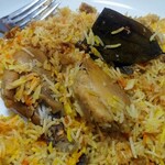 The Kitchen&CAFE - 長粒米に骨付きチキンがゴロッと、葉っぱも