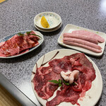 ありい亭 中田店 - 上ロースと塩タンとあらびきウィンナー。外れなし