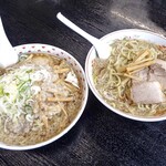 関屋 福来亭 - チャーシューメンマラーメン（大盛・ネギトッピング・大油）（左）＆ ラーメン（大盛）