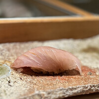 匠 進吾 - 同じく、昆布締めの金目鯛。
                      旨味がギュッと充実していて、締め括りの一貫に相応しかった！