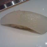 鮨 あら政 - イカ（藻塩とスダチ）