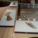 鮨 あら政 - カウンターの角に３人、こんな感じ