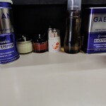 タンタン - ホワイトペッパーとブラックペッパー、豆板醤、にんにく、酢があります