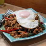 ソンポーン - 2013.7 カオパッガパオムーカイダーオ（豚のバジル炒めご飯目玉焼き乗せ）
