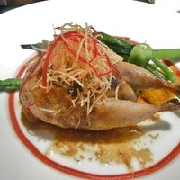 ルカンケ - 玉ねぎのコンフィを詰めたフランス産ウズラのローストとローズマリー
