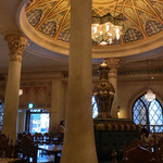 カスバ・フードコート - 宮殿のような店内。広々として席数もあるので休むのにピッタリ。