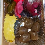 有限会社 九十九鶏本舗 - 九十九鶏弁当のいつも変わらぬ副菜類(R5.3.17撮影)