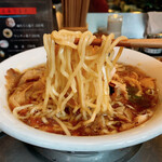 長岡生姜ラーメン しょうがの湯 - 黒豚ちらし生姜ラーメン（麺アップ）