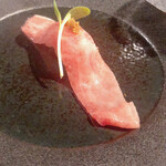 Shibuya Teppanyaki Okanoue - 肉寿司（ミスジ）