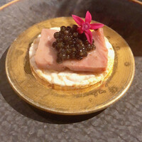 渋谷鉄板焼きOKANOUE - 低温調理の和牛カルパッチョ、キャビア、ライスクラッカー