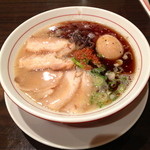 麺ダイニング・福 - 博多豚骨ラーメン「黒」（¥ 550）にチャーシューと玉子をトッピングしました！