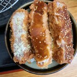 とんかつ 栄ちゃん - 塩・オリジナルソース・栄ちゃんソース。