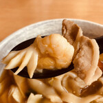 新中華 - 貴重な具を蓮華にのせる
豚肉 海老 イカ