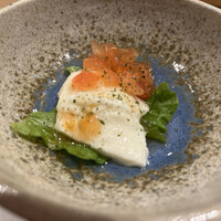 すし うおいち - モッツァレラチーズとトマトのサラダ