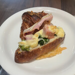ブーランジュリー&カフェ グウ - 手前がブロッコリーとベーコンのタルティーヌ