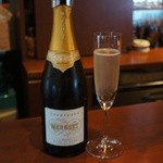 アールエム - マルゲ、ハッピーアワーで1杯1000円でフード1品付き。