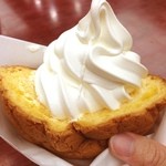 上郷サービスエリア(下り線)たべりん横丁 - 上郷サービスエリアにある、メロンパンとアイスのコラボ。うまいけど食いにくい。