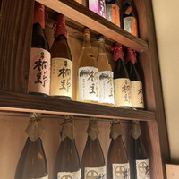 のどぐろ専門 銀座中俣 はなれ - 階段に飾ってある酒瓶たち