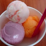 サーティワンアイスクリーム - 料理写真:トリプルポップ(570円税込) フレーバーは、白桃ブランマンジェ、バーガンディチェリー、オレンジソルベ