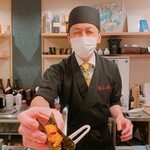 Sushi To Sake Yuukyuu - オーナー　アオトビ生雲丹