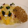 Le Blanc, 寺口 - ⑤松葉蟹と新玉葱のブランマンジェ、紅八朔&文旦の果肉載せ、フレッシュキャビアと銀箔を散らし、松葉蟹の蟹味噌煎餅添え
見た目が可愛らしいお料理、蟹の風味はボチボチ
柑橘でスッキリとした後味です