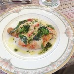 鶏肉をピザ生地に見立てた逸品