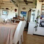 オーベルジュ・ボヌシェール・ラウー - シンプルな中にも清潔感が溢れる店内