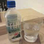 寿司 竹本 - フィジーの水