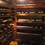 寿司 竹本 - 客席の後ろにワインセラー