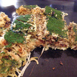 樂 - そば入り　７００円
      （キャベツ・もやし・豚肉・そば・玉子）