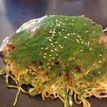 樂 - そば入り　７００円
      （キャベツ・もやし・豚肉・そば・玉子）