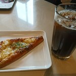 sammarukukafe - 知人は 選べる焼きたてパンセット じゃがバタデニッシュ アイスコーヒーS