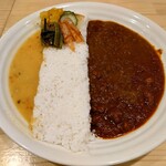 カレー&オリエンタルバル 桃の実 - 左側:ダル(ひき割り豆のカレー)　右側:キーマカレー