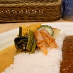 カレー&オリエンタルバル 桃の実 - 左後方:サブジ(野菜のスパイス炒め)　それ以外？:自家製ピクルス