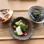 migiwa standard - 選べる小鉢　左からグラタン、イカの炒め物、茄子の煮物
