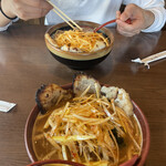 Membatado Koro Shouten - 手前が伊勢味噌のチャーシュー麺。奥が北海道味噌のチャーシュー麺。どちらも辛ねぎひき肉トッピング。
